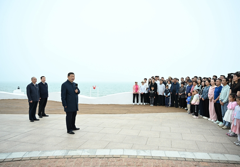 5月22日至24日，中共中央總書記、國家主席、中央軍委主席習近平在山東考察。這是22日下午，習近平在日照市陽光海岸綠道同市民和遊客親切交流。