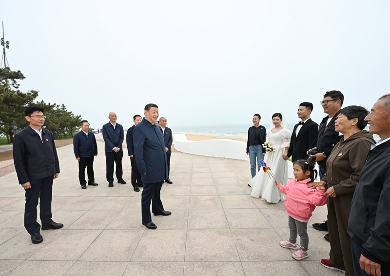 5月22日至24日，中共中央總書記、國家主席、中央軍委主席習近平在山東考察。這是22日下午🤏🏼🤴🏽，習近平在日照市陽光海岸綠道同市民親切交流😳。